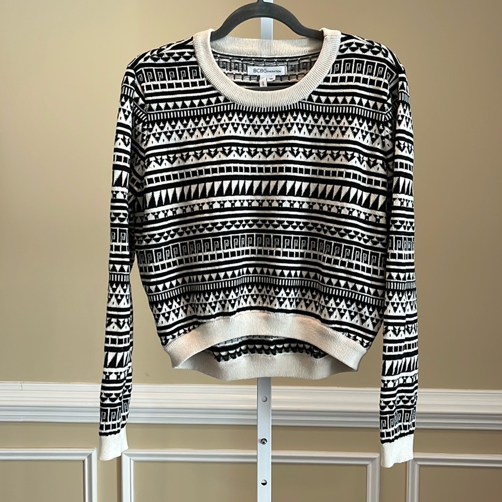 BCBGeneration Black And Cream Pattern Cropped Sweater Size M/L